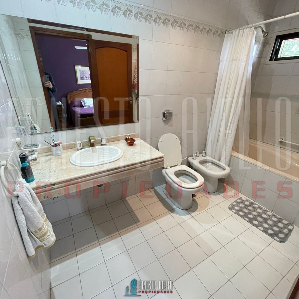 VENTA CHALET 4 AMBIENTES CON QUINCHO Y AMPLIO GARAJE, QUILMES OESTE CENTRO.