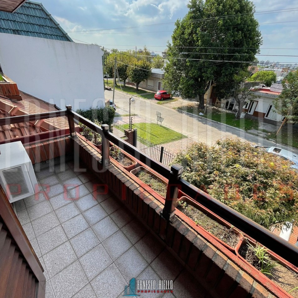 VENTA CHALET 4 AMBIENTES CON QUINCHO Y AMPLIO GARAJE, QUILMES OESTE CENTRO.