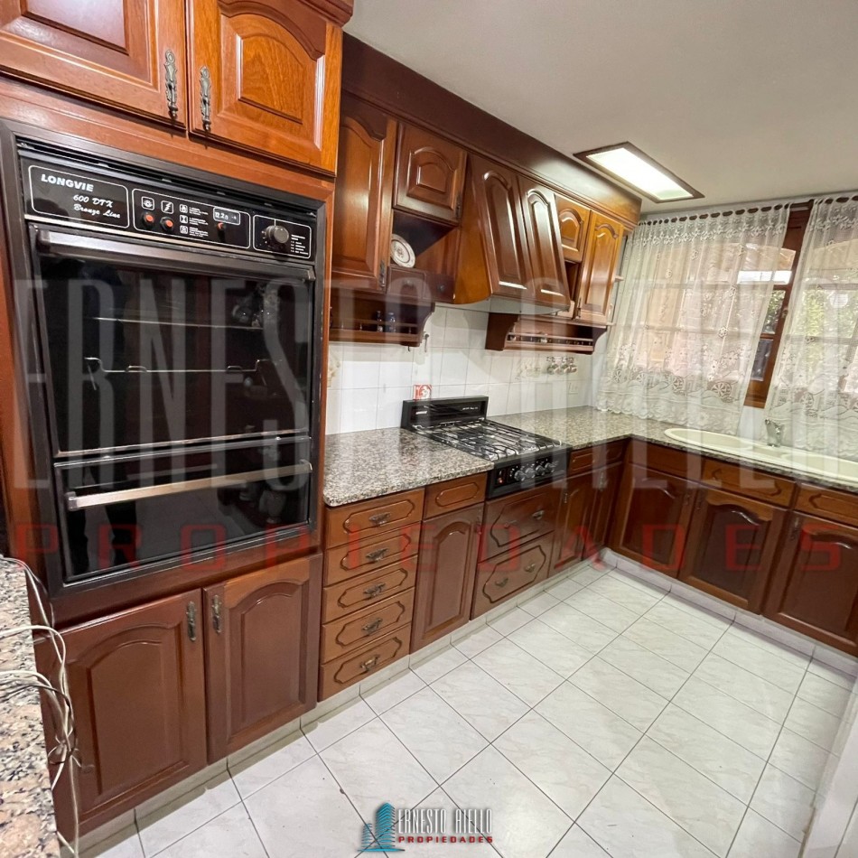VENTA CHALET 4 AMBIENTES CON QUINCHO Y AMPLIO GARAJE, QUILMES OESTE CENTRO.