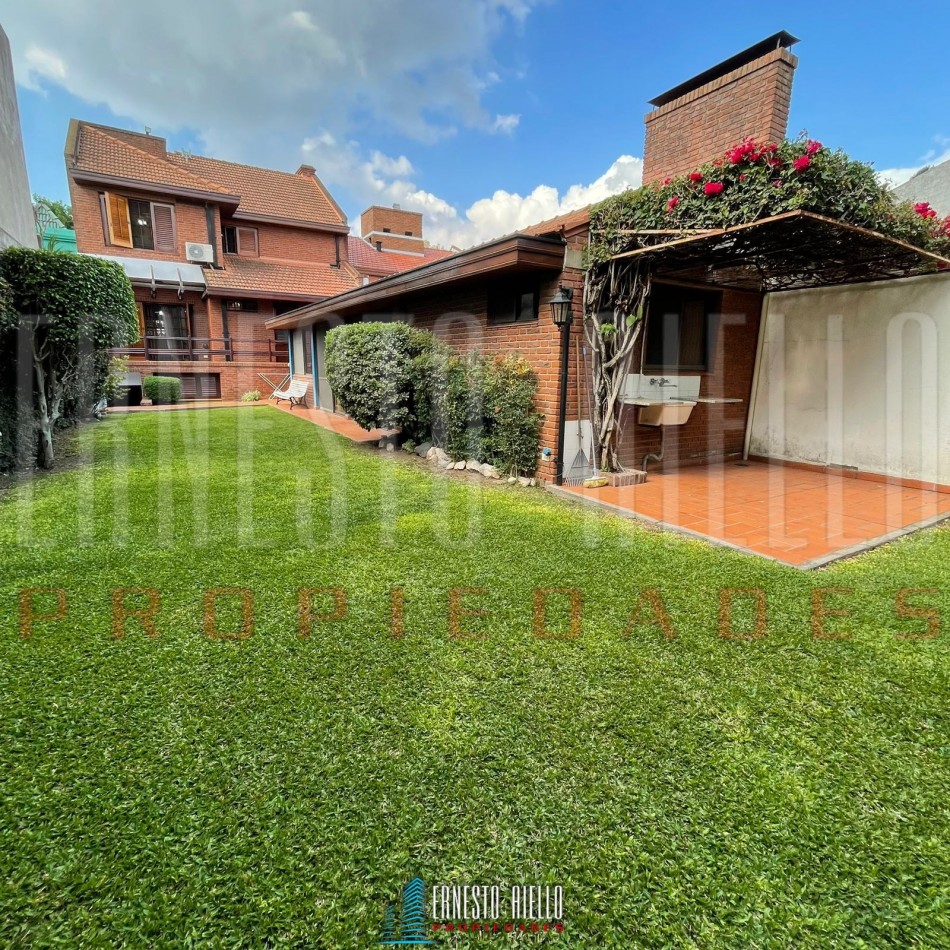 VENTA CHALET 4 AMBIENTES CON QUINCHO Y AMPLIO GARAJE, QUILMES OESTE CENTRO.