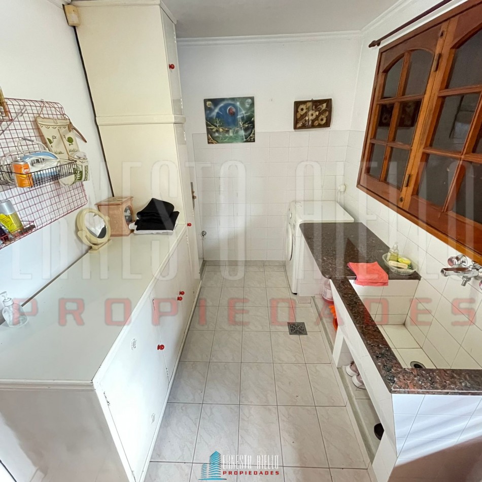 VENTA CHALET 4 AMBIENTES CON QUINCHO Y AMPLIO GARAJE, QUILMES OESTE CENTRO.