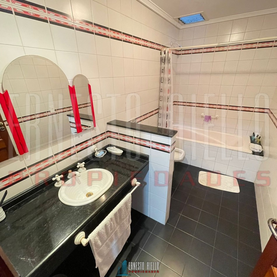 VENTA CHALET 4 AMBIENTES CON QUINCHO Y AMPLIO GARAJE, QUILMES OESTE CENTRO.