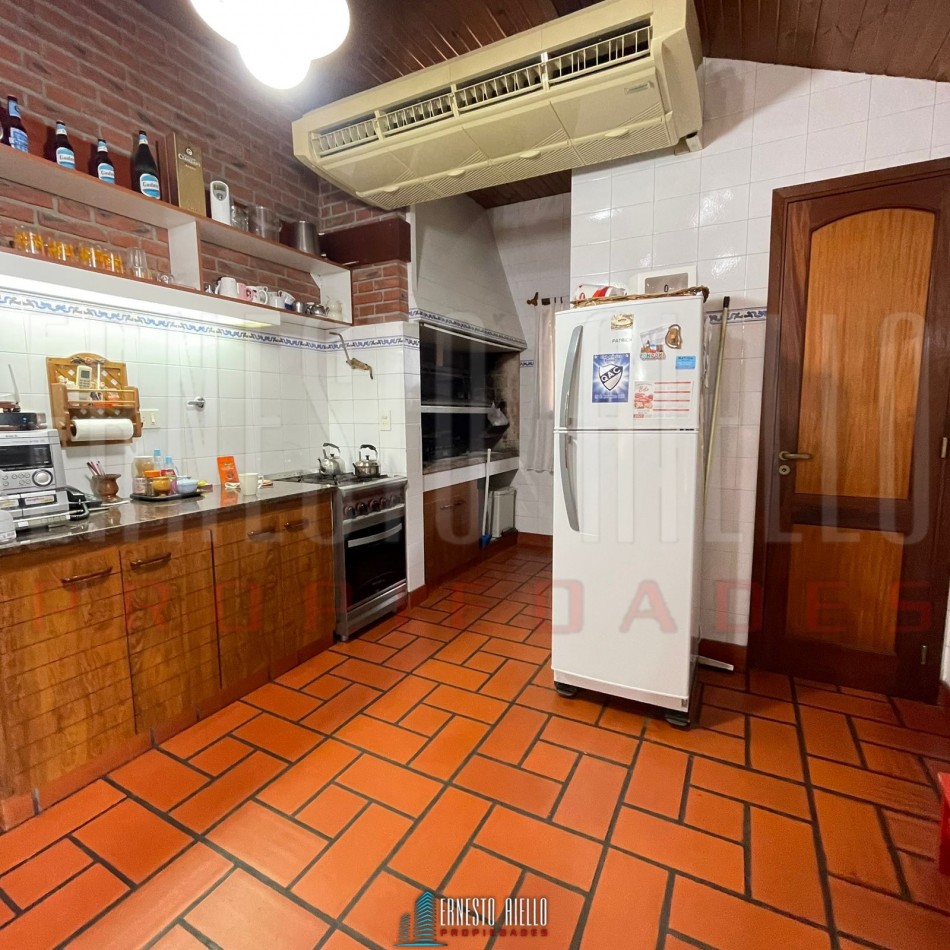 VENTA CHALET 4 AMBIENTES CON QUINCHO Y AMPLIO GARAJE, QUILMES OESTE CENTRO.