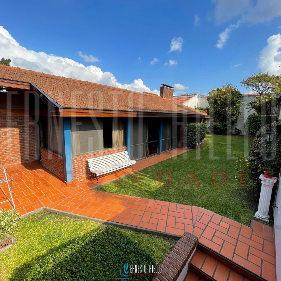 VENTA CHALET 4 AMBIENTES CON QUINCHO Y AMPLIO GARAJE, QUILMES OESTE CENTRO.