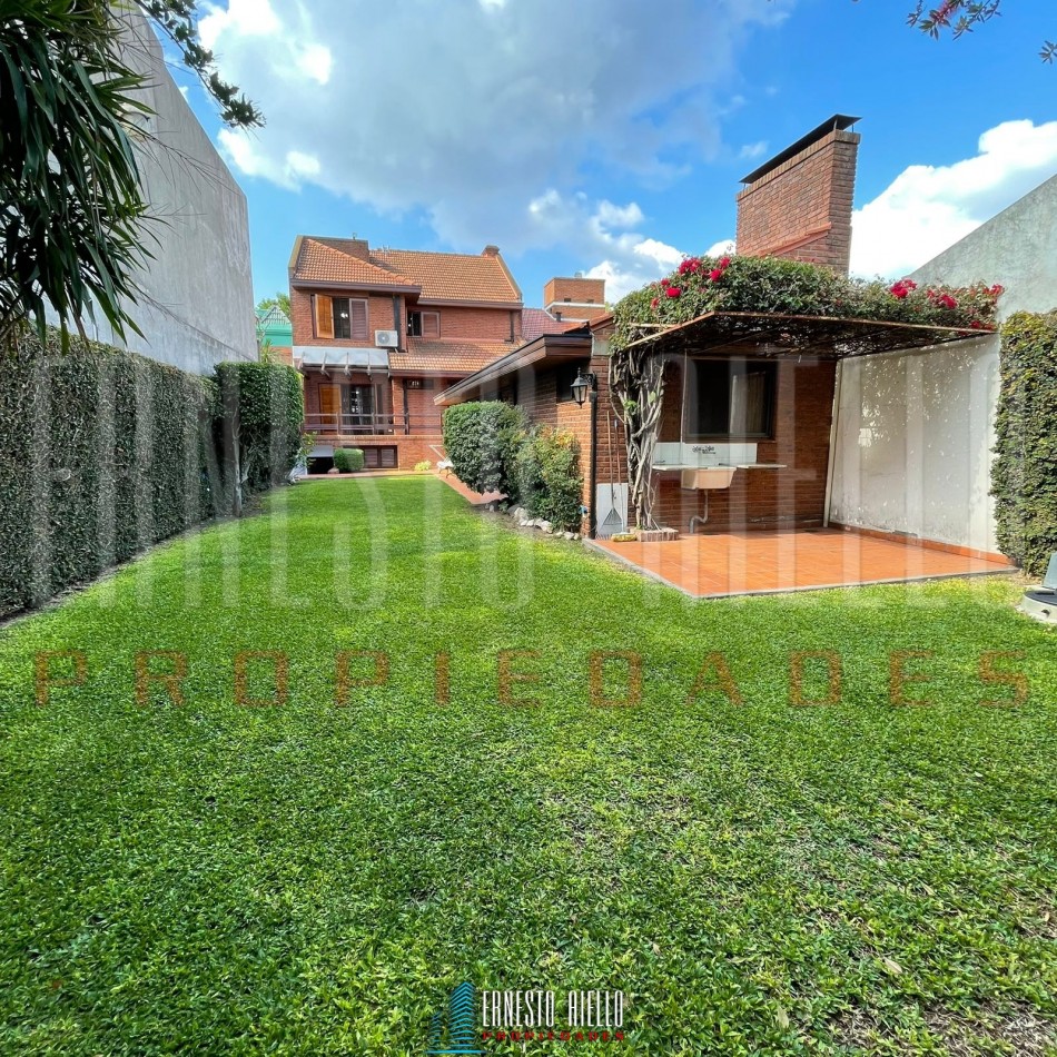 VENTA CHALET 4 AMBIENTES CON QUINCHO Y AMPLIO GARAJE, QUILMES OESTE CENTRO.