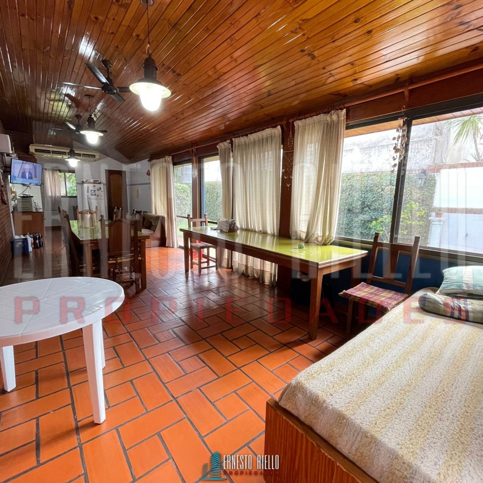 VENTA CHALET 4 AMBIENTES CON QUINCHO Y AMPLIO GARAJE, QUILMES OESTE CENTRO.