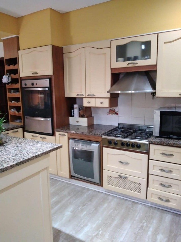 VENTA CHALET 6 AMBIENTES CON PILETA, EZPELETA ESTE.