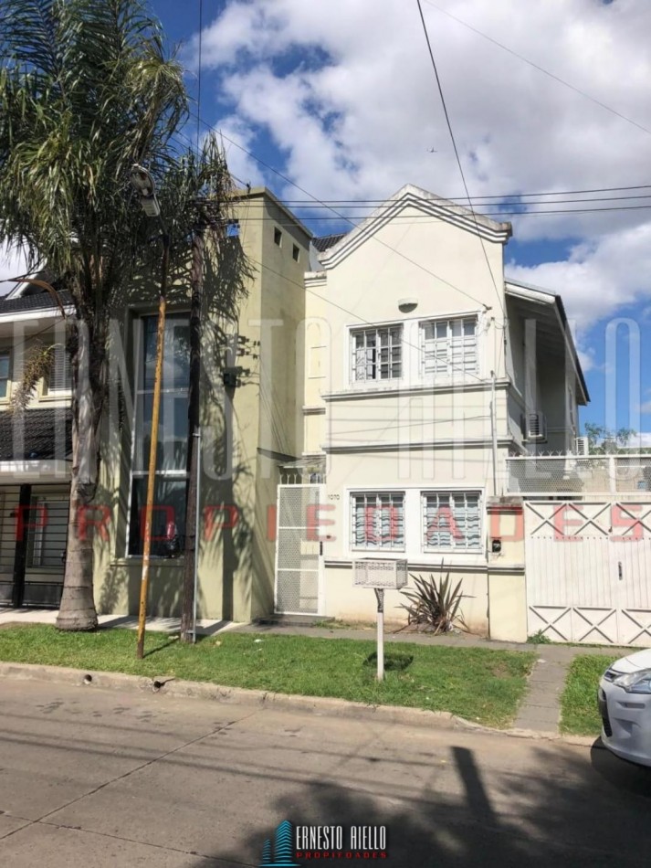 VENTA DUPLEX 4 AMBIENTES CON JARDIN AL FRENTE, QUILMES OESTE.