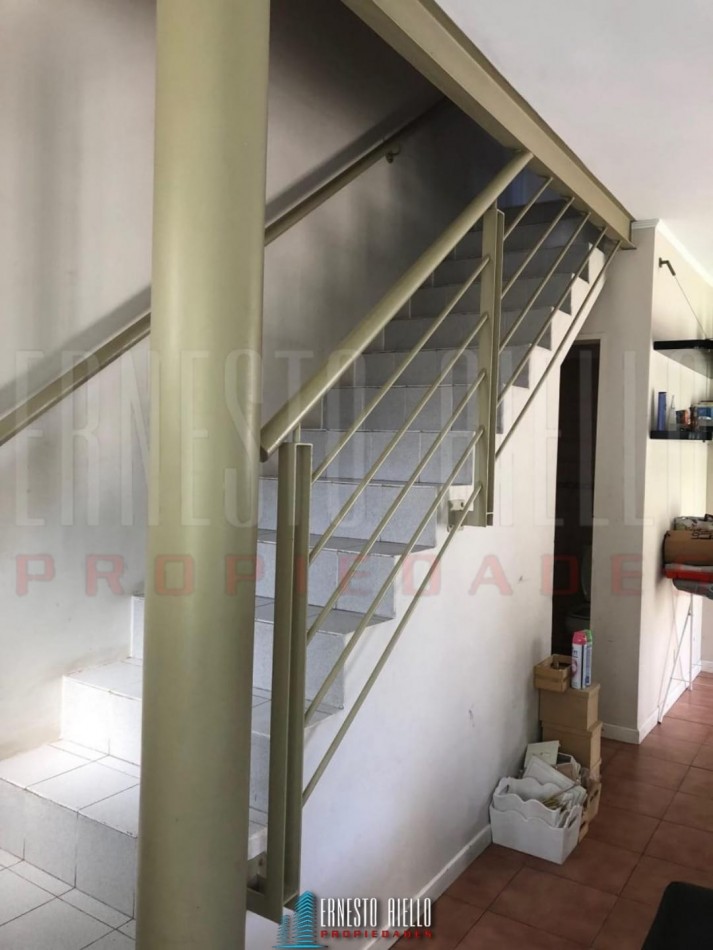 VENTA DUPLEX 4 AMBIENTES CON JARDIN AL FRENTE, QUILMES OESTE.