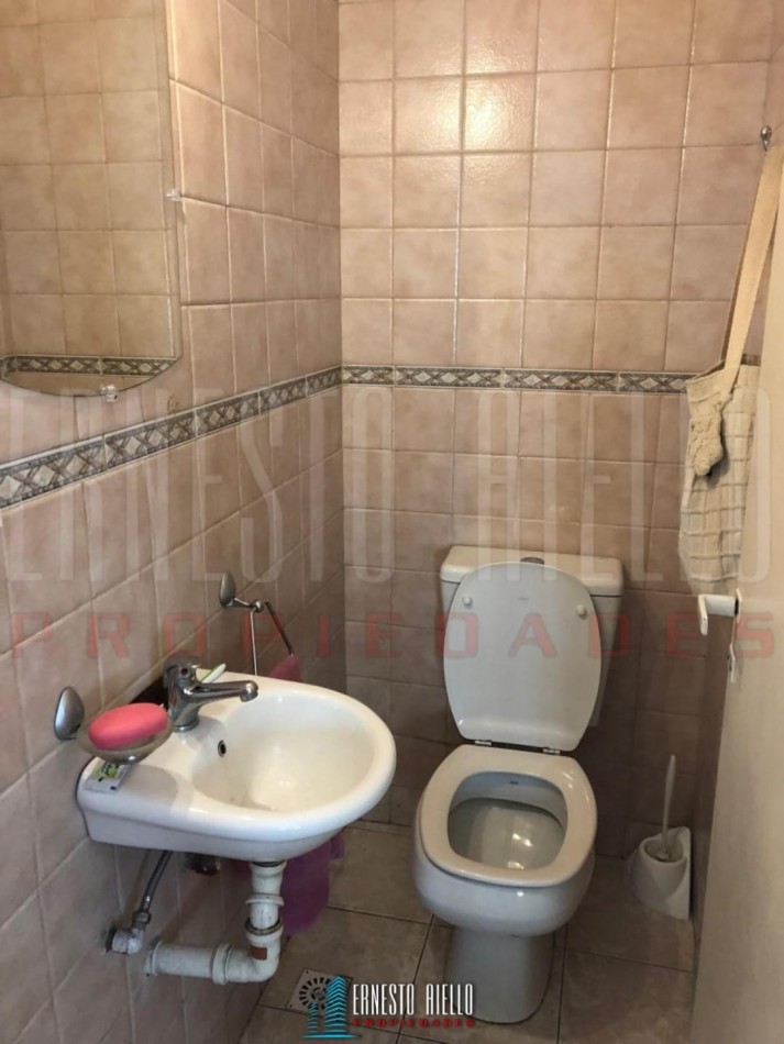 VENTA DUPLEX 4 AMBIENTES CON JARDIN AL FRENTE, QUILMES OESTE.