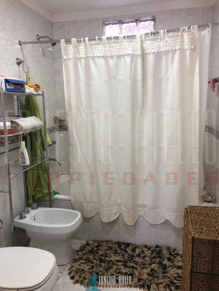 VENTA DUPLEX 4 AMBIENTES CON JARDIN AL FRENTE, QUILMES OESTE.