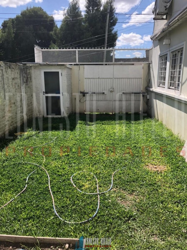 VENTA DUPLEX 4 AMBIENTES CON JARDIN AL FRENTE, QUILMES OESTE.