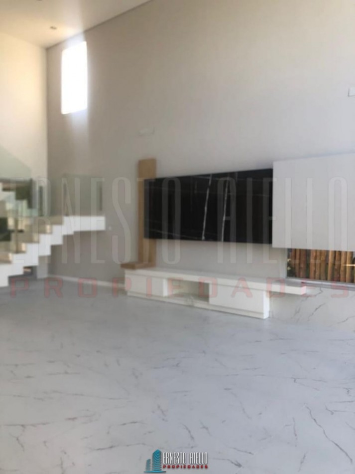 VENTA CASA 5 AMBIENTES EN BARRIO PRIVADO FINCAS DE IRAOLA II.