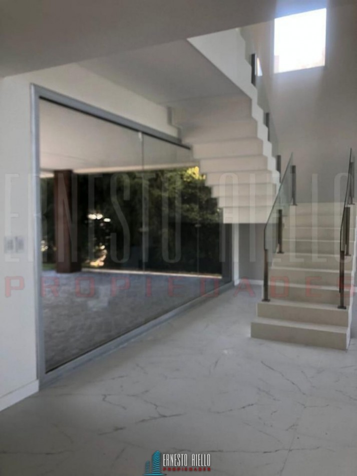 VENTA CASA 5 AMBIENTES EN BARRIO PRIVADO FINCAS DE IRAOLA II.