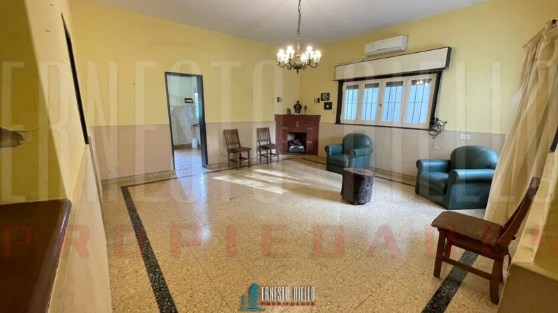 VENTA 2 CASAS EN PH. LOTE 10,82 X 45,10. IDEAL INVERSOR. EXCELENTE UBICACION