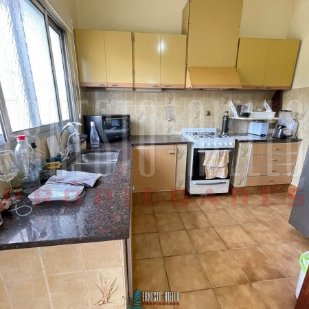 VENTA 2 CASAS EN PH. LOTE 10,82 X 45,10. IDEAL INVERSOR. EXCELENTE UBICACION