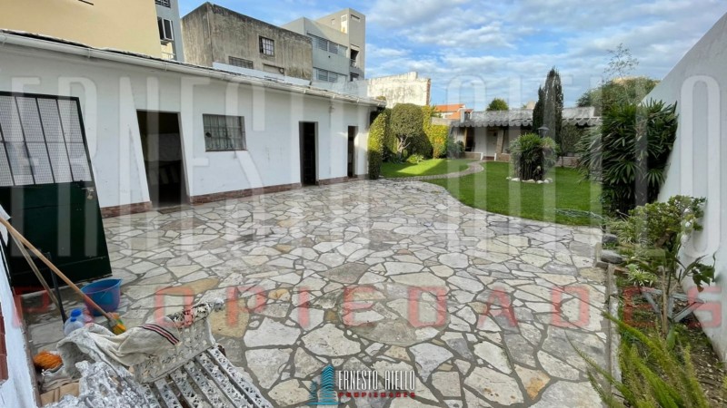 VENTA 2 CASAS EN PH. LOTE 10,82 X 45,10. IDEAL INVERSOR. EXCELENTE UBICACION