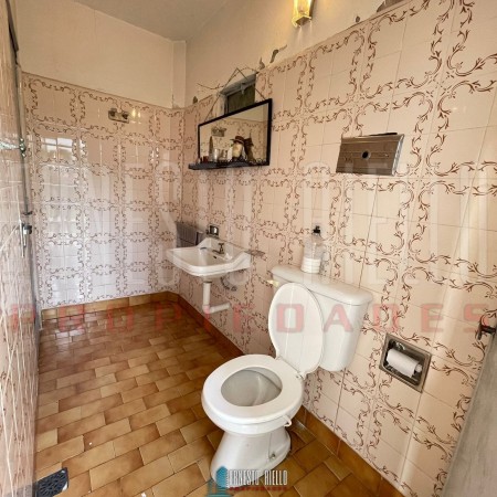 VENTA 2 CASAS EN PH. LOTE 10,82 X 45,10. IDEAL INVERSOR. EXCELENTE UBICACION