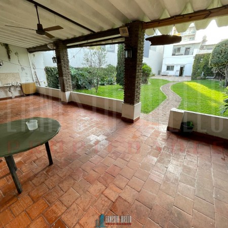 VENTA 2 CASAS EN PH. LOTE 10,82 X 45,10. IDEAL INVERSOR. EXCELENTE UBICACION