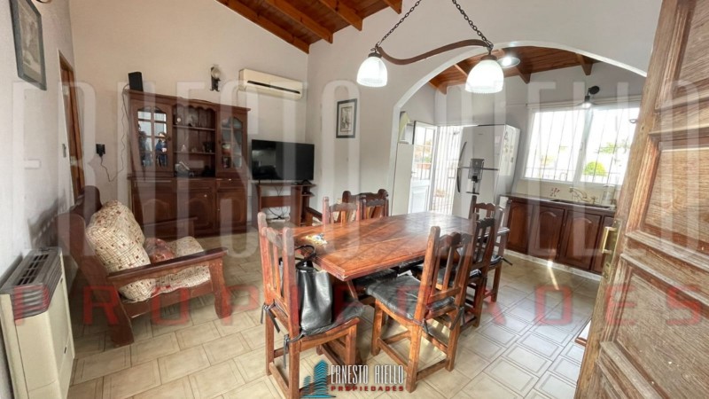 VENTA 2 CASAS EN PH. LOTE 10,82 X 45,10. IDEAL INVERSOR. EXCELENTE UBICACION