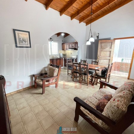 VENTA 2 CASAS EN PH. LOTE 10,82 X 45,10. IDEAL INVERSOR. EXCELENTE UBICACION