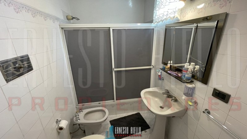 VENTA 2 CASAS EN PH. LOTE 10,82 X 45,10. IDEAL INVERSOR. EXCELENTE UBICACION