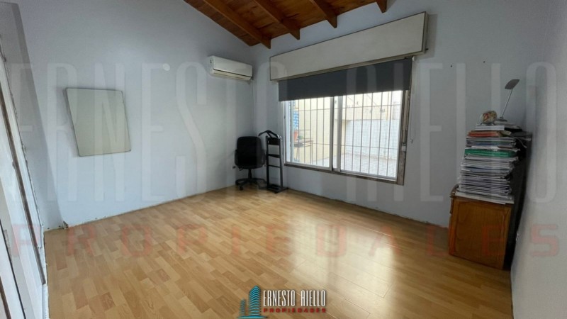 VENTA 2 CASAS EN PH. LOTE 10,82 X 45,10. IDEAL INVERSOR. EXCELENTE UBICACION