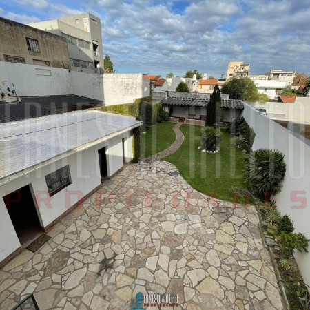 VENTA 2 CASAS EN PH. LOTE 10,82 X 45,10. IDEAL INVERSOR. EXCELENTE UBICACION