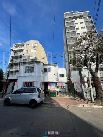 VENTA 2 CASAS EN PH. LOTE 10,82 X 45,10. IDEAL INVERSOR. EXCELENTE UBICACION