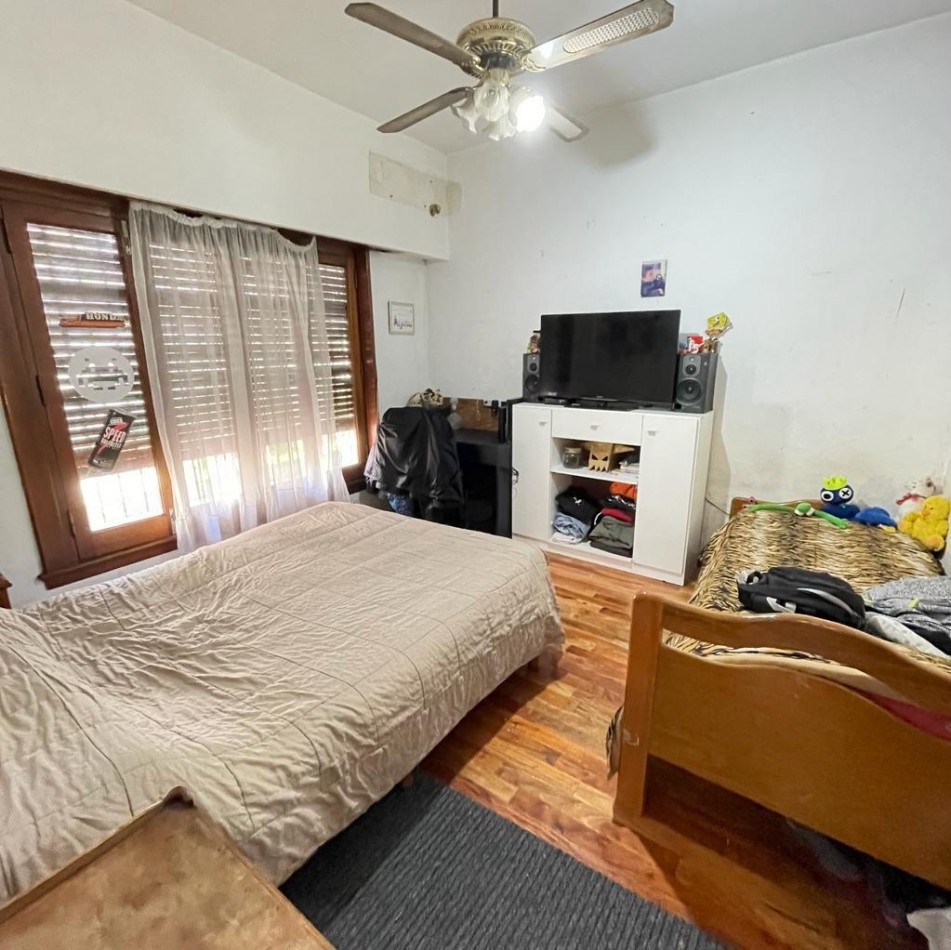 VENTA CASA 4 AMBIENTES CON QUINCHO, PILETA Y GARAGE, QUILMES OESTE CENTRO.