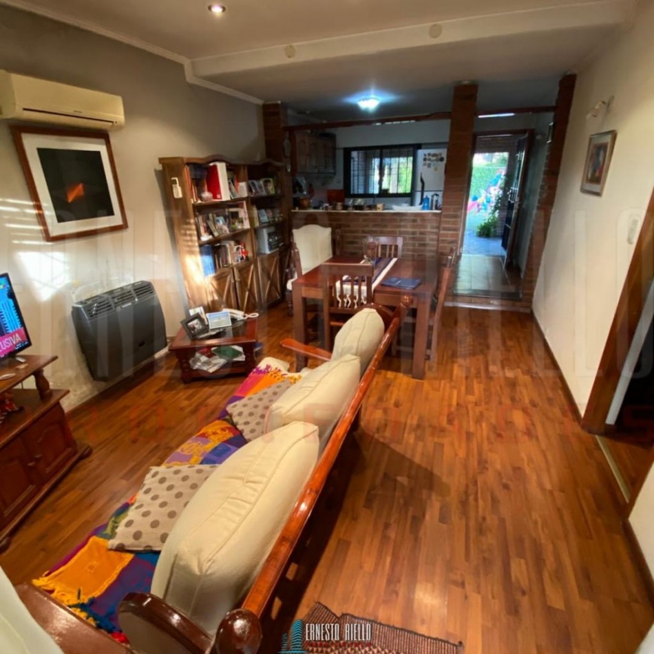 VENTA CASA DE 3 AMBIENTES CON COCHERA, GALERIA Y PARQUE EN EZPELETA ESTE