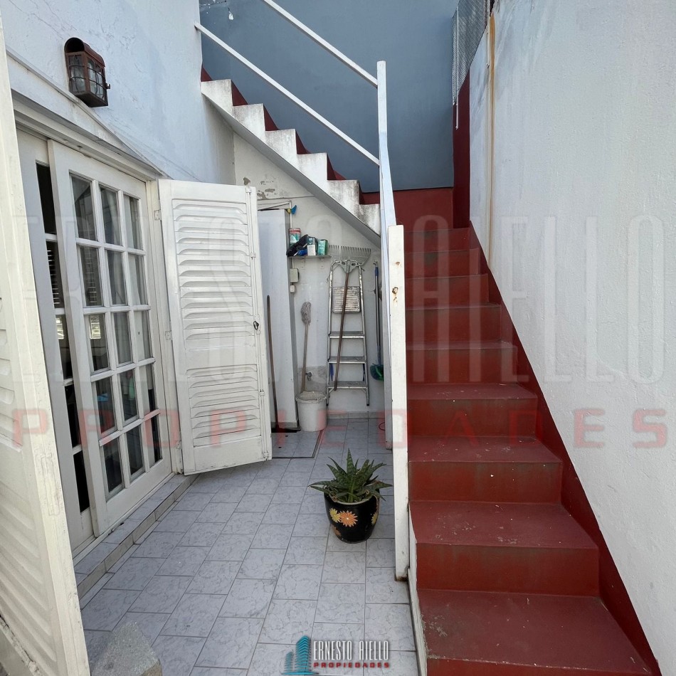 VENTA PH 2 AMBIENTES CON GARAGE, TERRAZA Y QUINCHO, QUILMES OESTE.