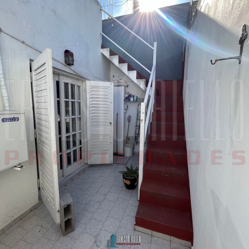 VENTA PH 2 AMBIENTES CON GARAGE, TERRAZA Y QUINCHO, QUILMES OESTE.