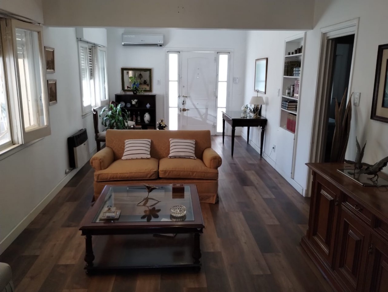 VENTA CASA TRES AMBIENTES EN PLANTA BAJA EN CONJUNTO CON DEPTO EN PRIMER PISO, EZPELETA.