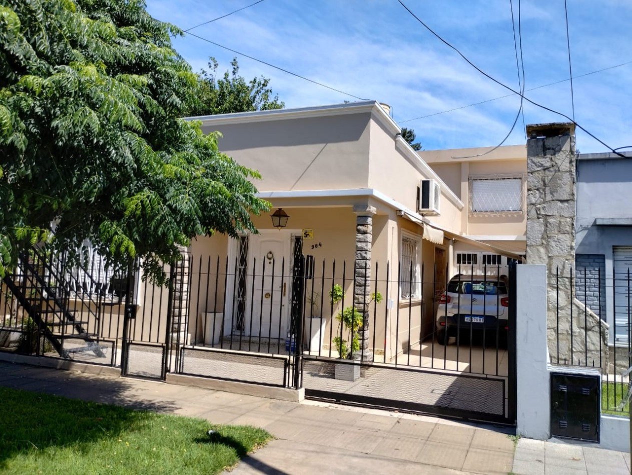 VENTA CASA TRES AMBIENTES EN PLANTA BAJA EN CONJUNTO CON DEPTO EN PRIMER PISO, EZPELETA.