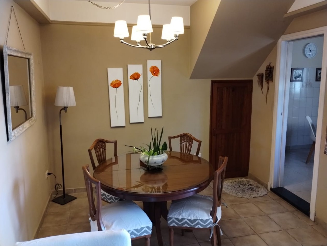 VENTA CASA TRES AMBIENTES EN PLANTA BAJA EN CONJUNTO CON DEPTO EN PRIMER PISO, EZPELETA.