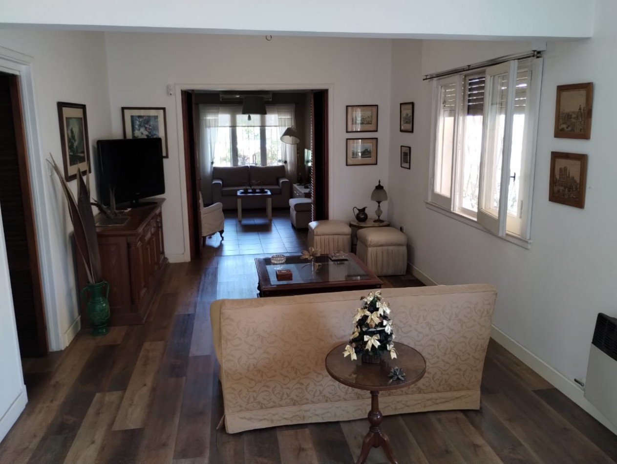 VENTA CASA TRES AMBIENTES EN PLANTA BAJA EN CONJUNTO CON DEPTO EN PRIMER PISO, EZPELETA.