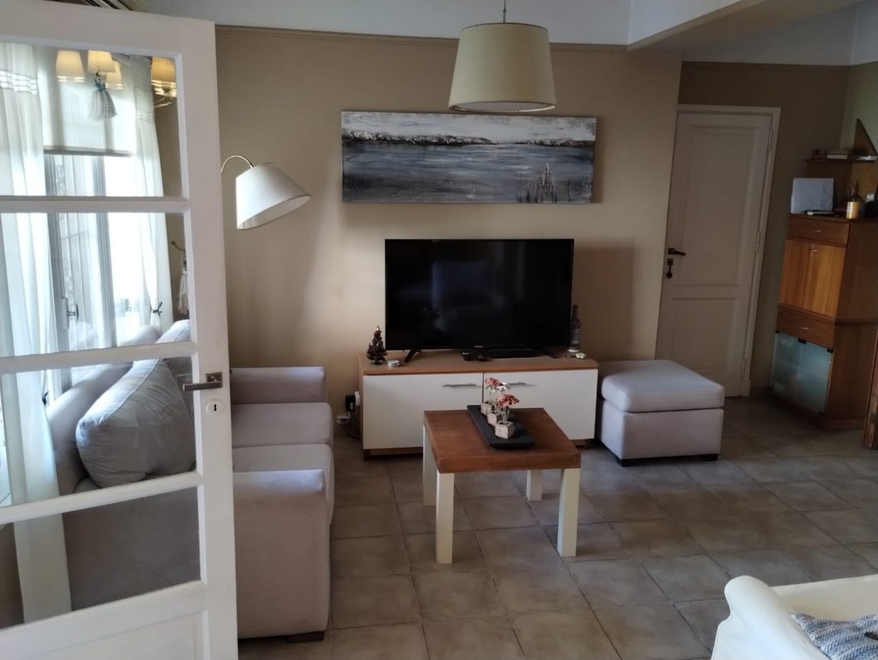 VENTA CASA TRES AMBIENTES EN PLANTA BAJA EN CONJUNTO CON DEPTO EN PRIMER PISO, EZPELETA.