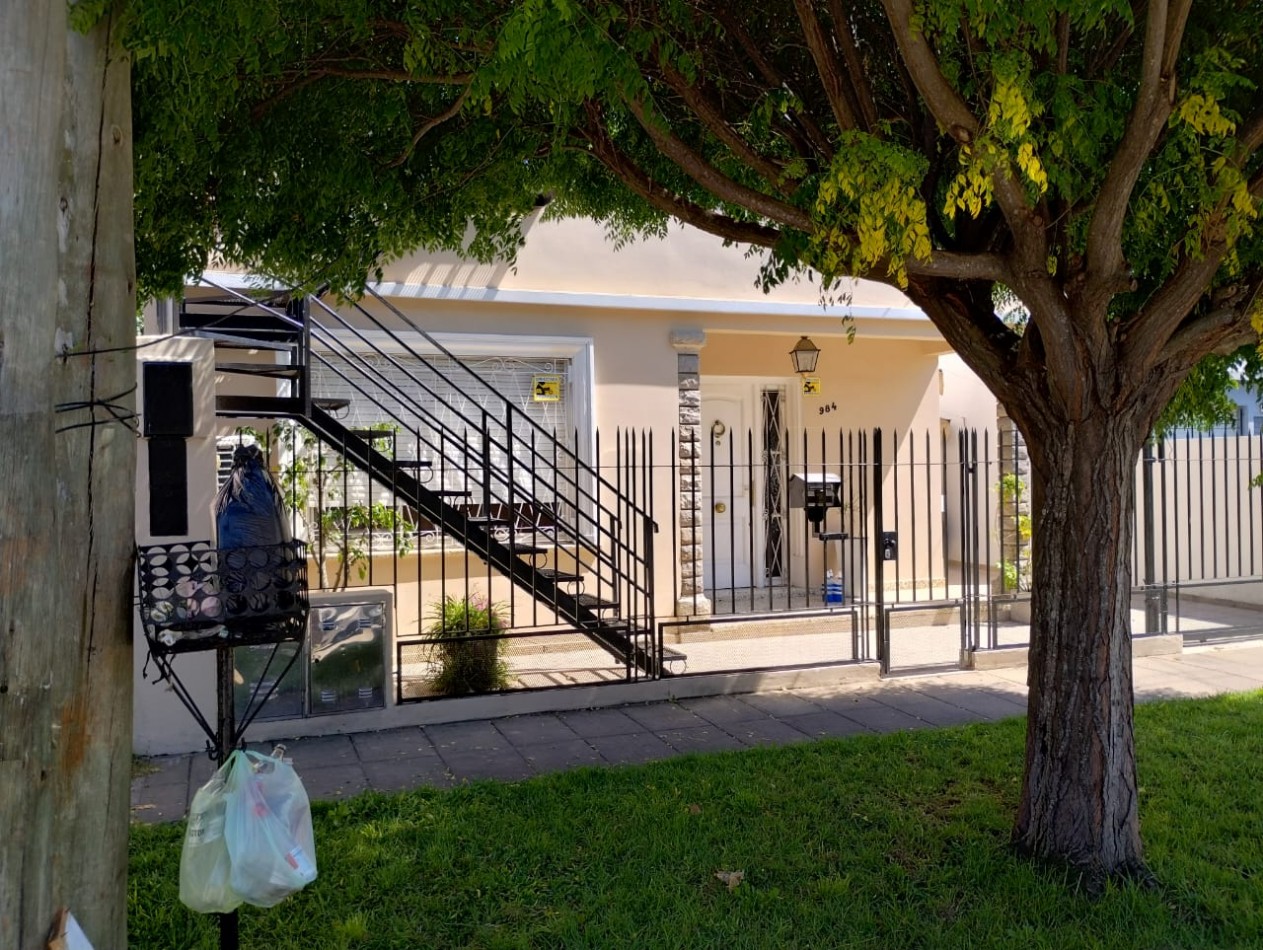 VENTA CASA TRES AMBIENTES EN PLANTA BAJA EN CONJUNTO CON DEPTO EN PRIMER PISO, EZPELETA.