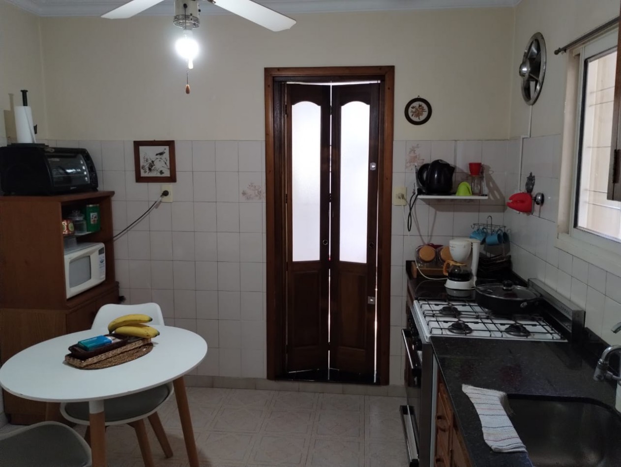 VENTA CASA TRES AMBIENTES EN PLANTA BAJA EN CONJUNTO CON DEPTO EN PRIMER PISO, EZPELETA.