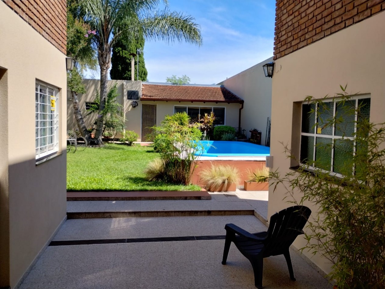VENTA CASA TRES AMBIENTES EN PLANTA BAJA EN CONJUNTO CON DEPTO EN PRIMER PISO, EZPELETA.