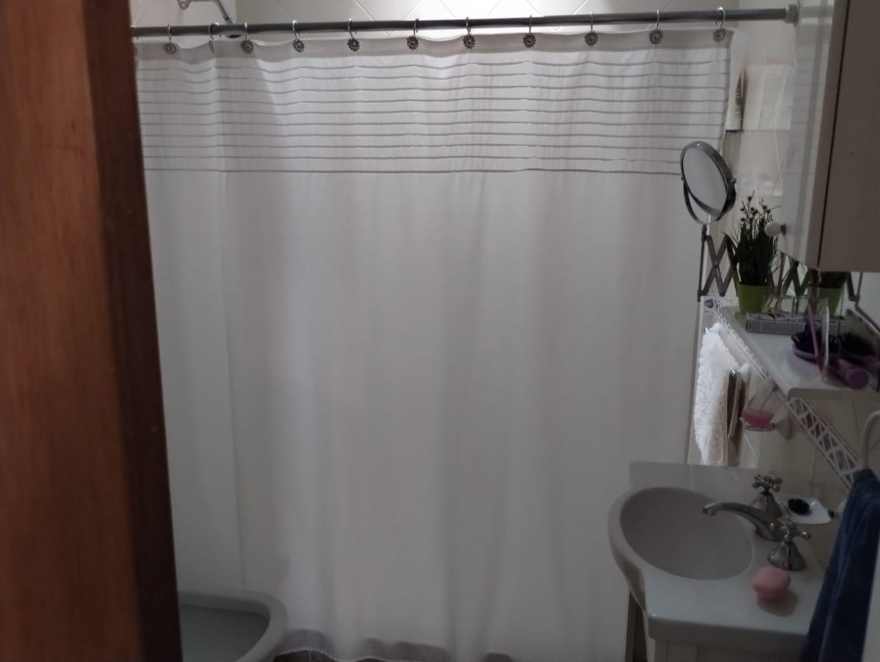 VENTA CASA TRES AMBIENTES EN PLANTA BAJA EN CONJUNTO CON DEPTO EN PRIMER PISO, EZPELETA.