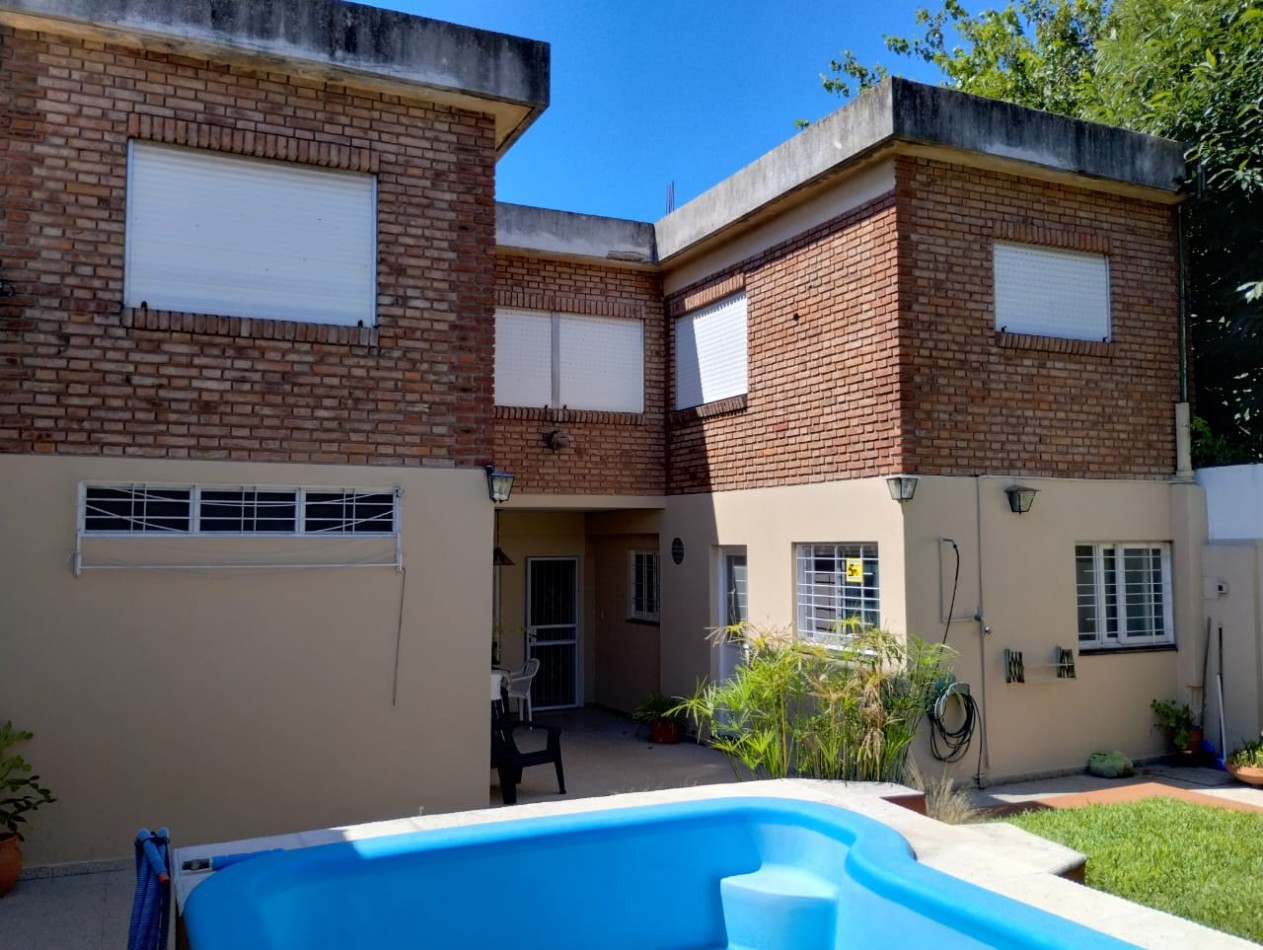 VENTA CASA TRES AMBIENTES EN PLANTA BAJA EN CONJUNTO CON DEPTO EN PRIMER PISO, EZPELETA.