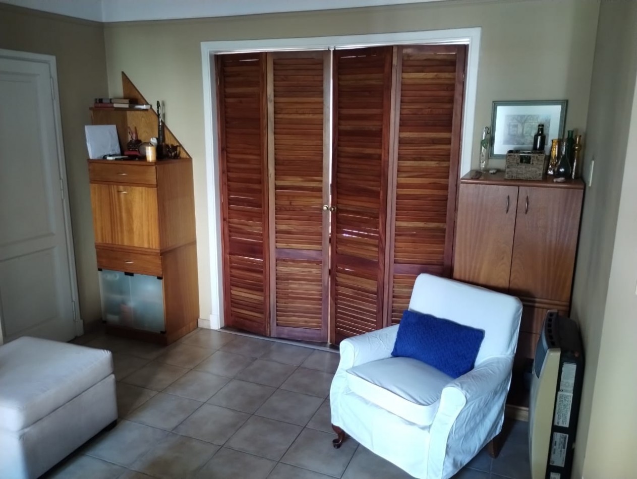VENTA CASA TRES AMBIENTES EN PLANTA BAJA EN CONJUNTO CON DEPTO EN PRIMER PISO, EZPELETA.