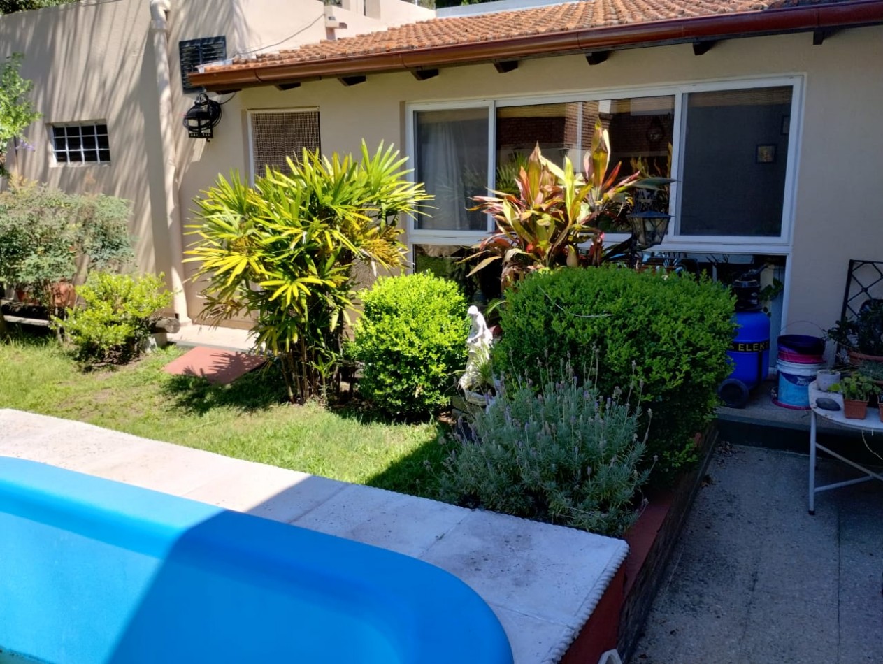 VENTA CASA TRES AMBIENTES EN PLANTA BAJA EN CONJUNTO CON DEPTO EN PRIMER PISO, EZPELETA.
