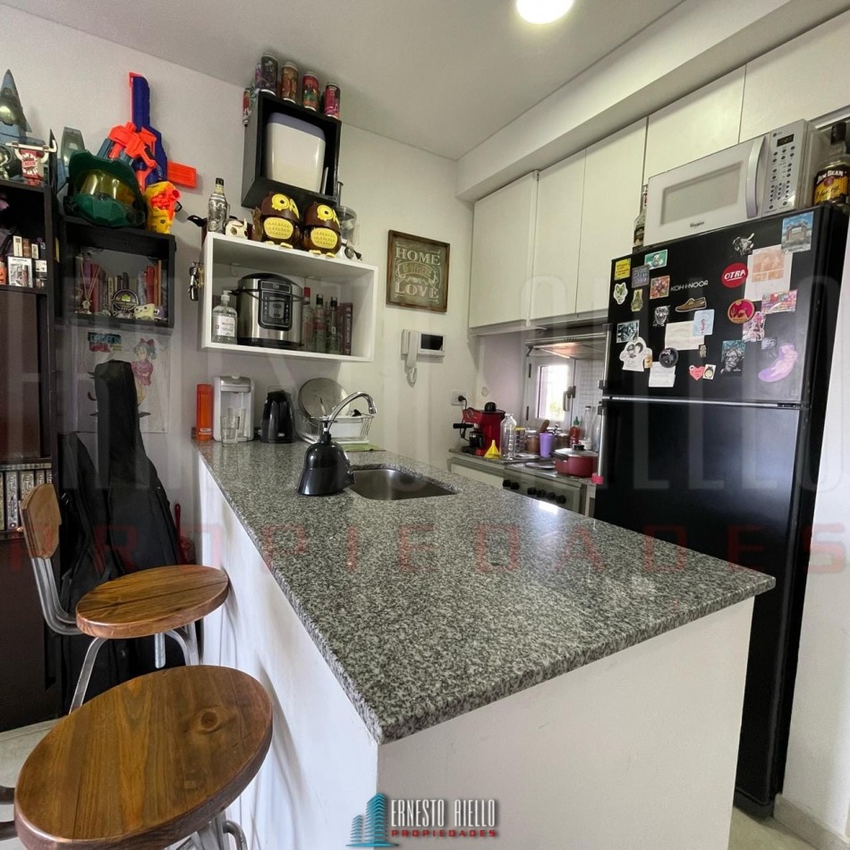 VENTA DEPARTAMENTO 2 AMBIENTES CON BALCON Y COCHERA, BERNAL.