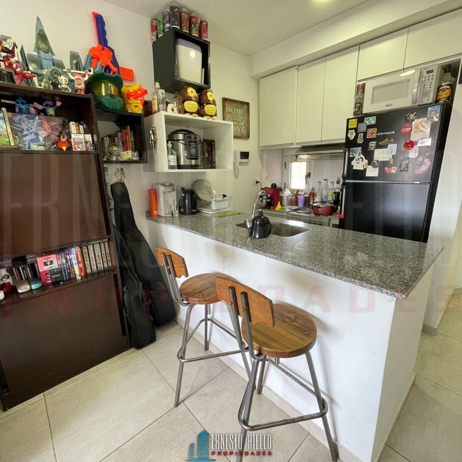 VENTA DEPARTAMENTO 2 AMBIENTES CON BALCON Y COCHERA, BERNAL.