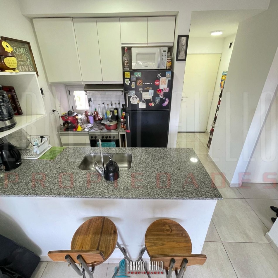 VENTA DEPARTAMENTO 2 AMBIENTES CON BALCON Y COCHERA, BERNAL.