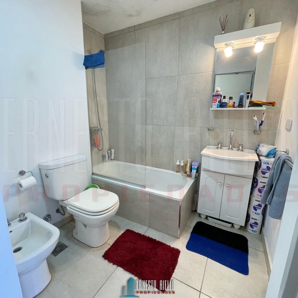 VENTA DEPARTAMENTO 2 AMBIENTES CON BALCON Y COCHERA, BERNAL.