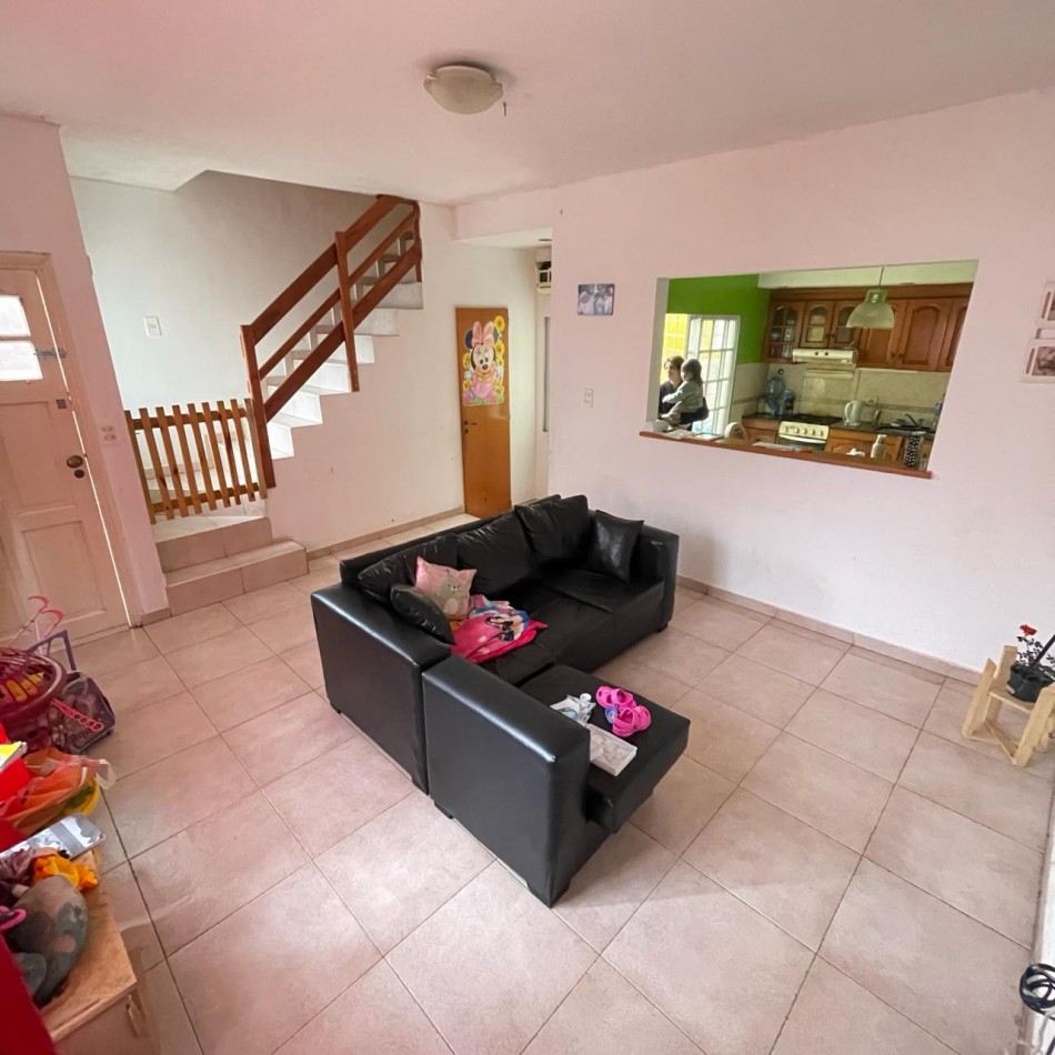VENTA TRIPLEX 4 AMBIENTES CON COCHERA, QUILMES CENTRO.